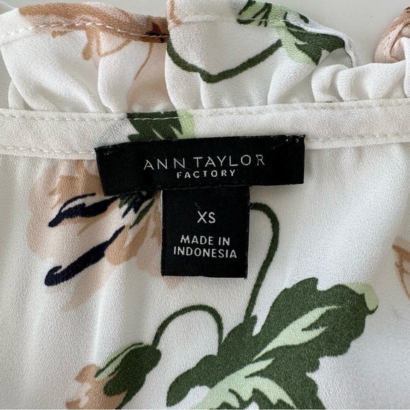 Ann Taylor top with v-neck and 3/4 length ruffled sleeves, loose &  flowy - Picture 10 of 11